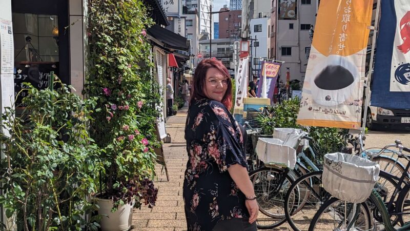 femme marchand dans les tues de tokyo asakusa sky tree