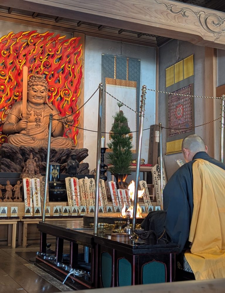 moine priant à koyasan